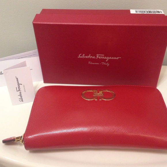 Ferragamo Ganconi Icona zip around wallet