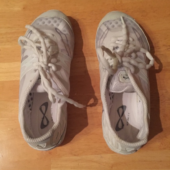 nifinity cheer shoes size 4.5