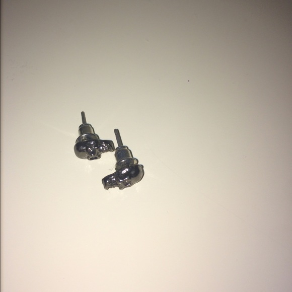 skull earrings