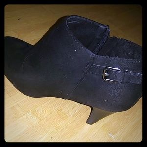 Black buckle accent ankle high boots