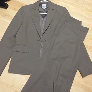 Anne Klein tan suit sz 4