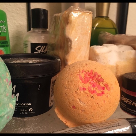 Lush cinders bath bomb