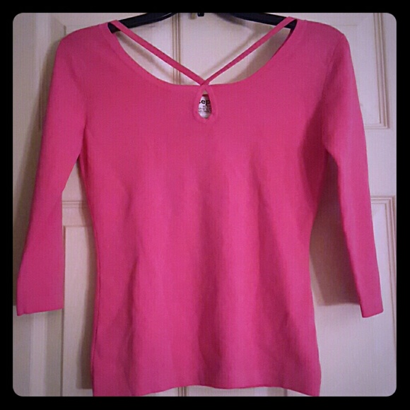 3/4 length pink top.