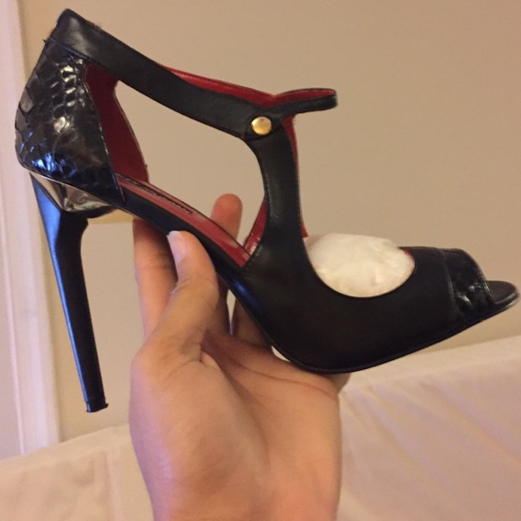 Charles Jourdan Beth Heels - Picture 1 of 2