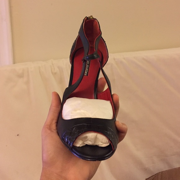 Charles Jourdan Beth Heels - Picture 2 of 2