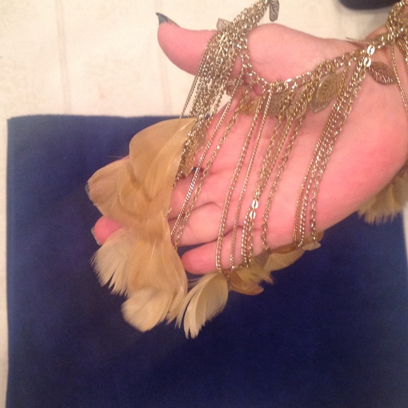 NECKLESS AND EAR RINGS - Picture 3 of 3