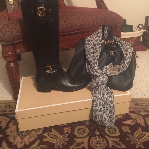Michael Kors scarf - Picture 1 of 1
