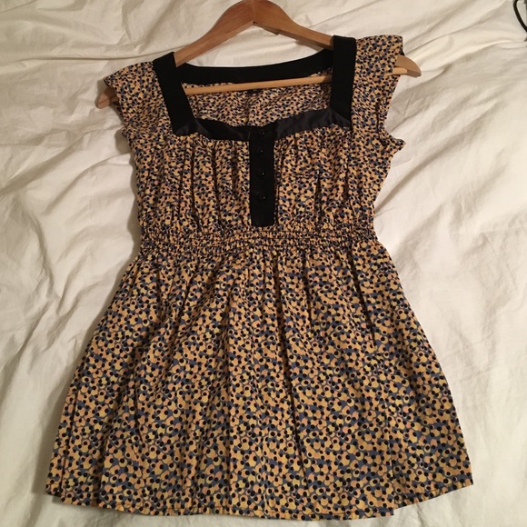 Tops - XS patterned blouse with black buttons & neckline
