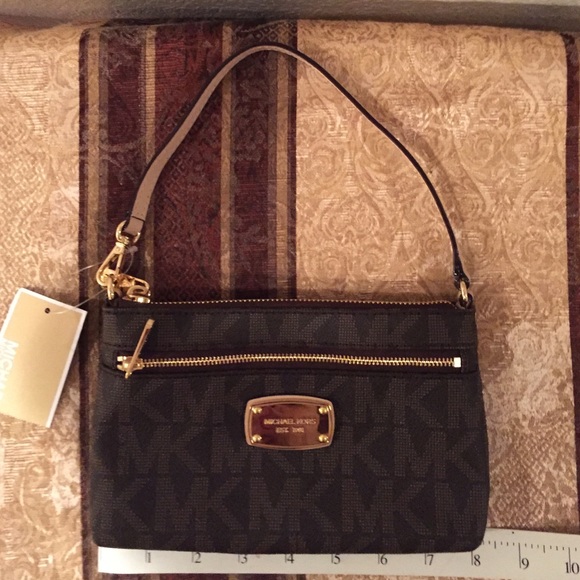 Michael Kors Handbags - NWT, Michael Kors Large Wristlet TAKING OFFERS!!!