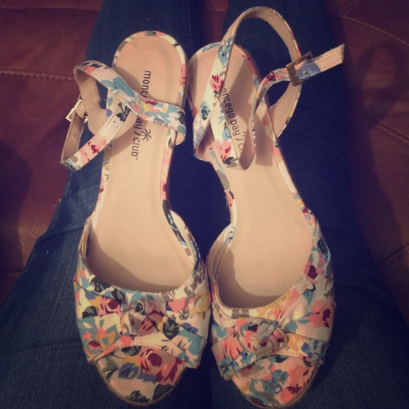 💜🌸Beautiful floral wedges🌸💜