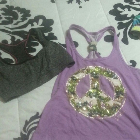 Sports bra and shirt - Picture 1 of 4