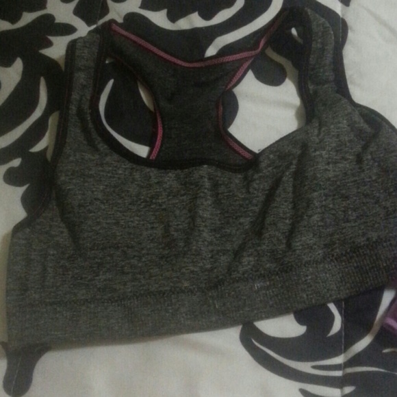 Sports bra and shirt - Picture 2 of 4