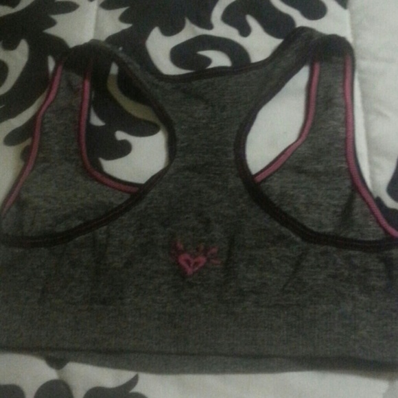 Sports bra and shirt - Picture 3 of 4