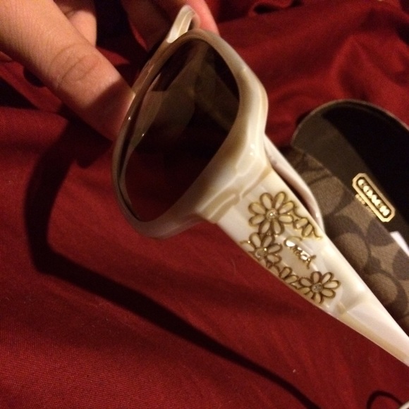 Coach sunglasses complete with case, and cloth - Picture 2 of 3