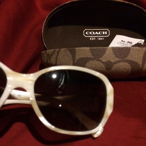 Coach sunglasses complete with case, and cloth - Picture 3 of 3