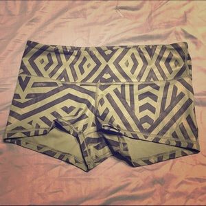 Lululemon yoga shorts Sz-6