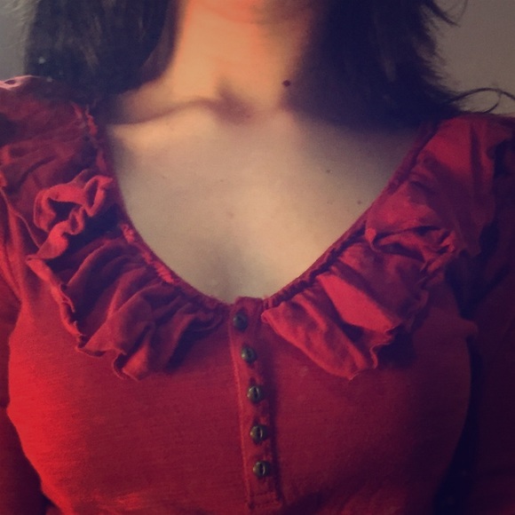 Cotton ruffle 3/4 lengths sleeve shirt.