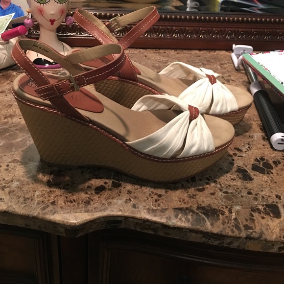 White cloth wedges size 9 medium height - Picture 2 of 3