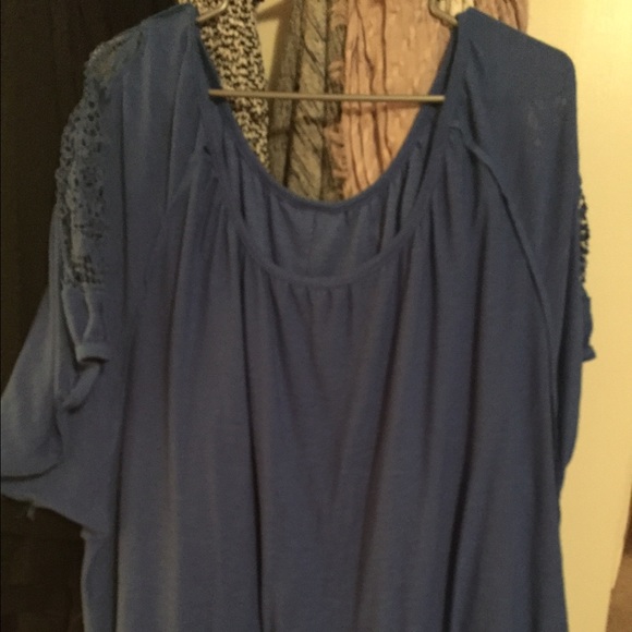 Blue blouse with crochet pattern in sleeve