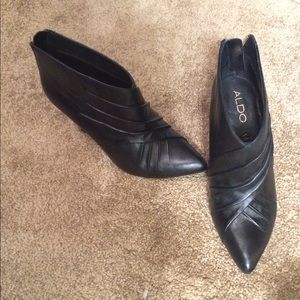 Authentic Aldo black ankle booties!