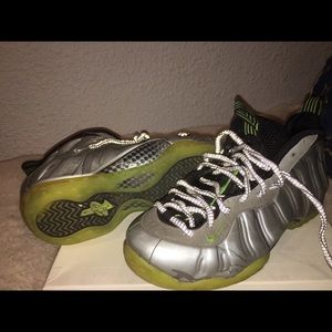 Men's foams size 10
