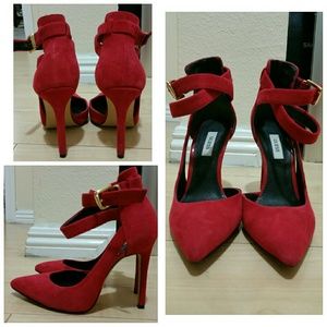 Guess red pumps