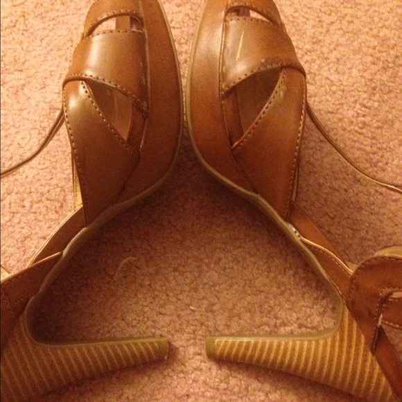 Chestnut Heels! - Picture 2 of 4