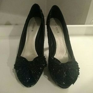 Gorgeous Menbur patterned pump