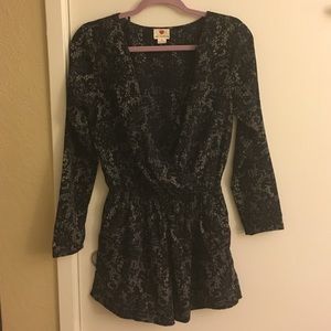 Low cut vintage print romper