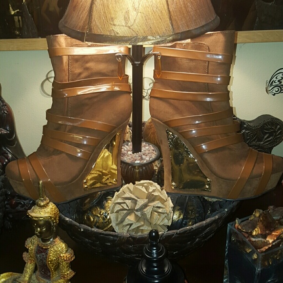 🔶BROWN WEDGE HEEL WITH GOLD HARDWARE