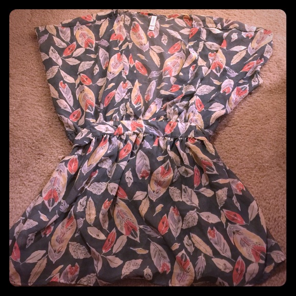 ❤️beautiful feather patterned, flowy blouse❤️