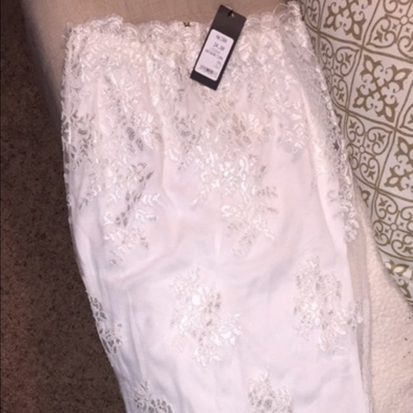 White lace Akira high wasted pencil skirt.