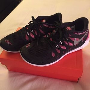 Brand New Nike Freeruns Sz 6Y (Sz 7 women's)