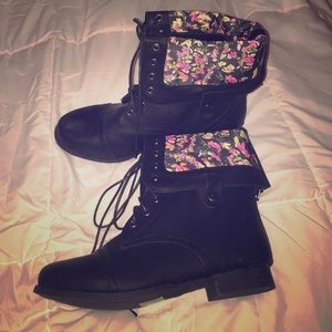 Black combat floral boots. Size 9 WIDE. Super cute