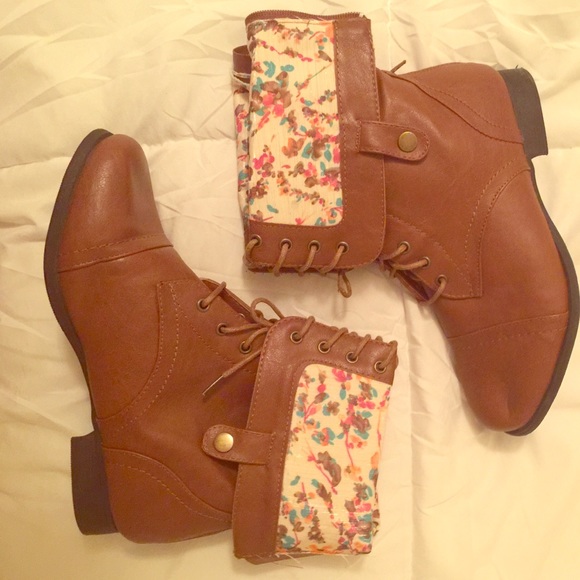 Cognac floral combats! Size 9 wide. Super cute.