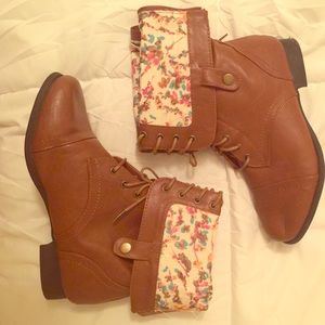 Cognac floral combats! Size 9 wide. Super cute.