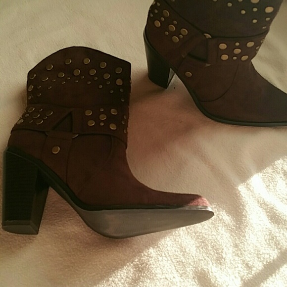 Newport News Shoes - ✨HP✨ NEWPORT NEWS Brown Ankle Boots