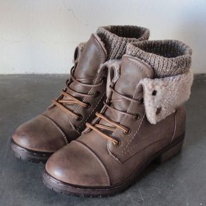 Brown knit cuff boots 7.5