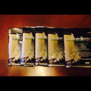 5 single serve packets of vanilla Shakeology.