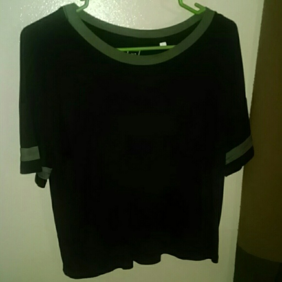 Super soft black & green top