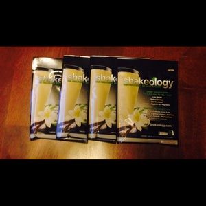4 single serve packets of vanilla Shakeology.
