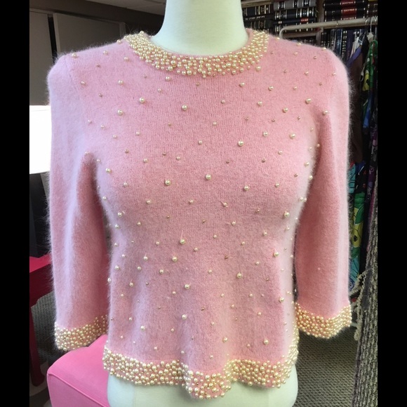 Pink cashmere sweater with pearl appliqué