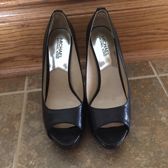 Black pumps