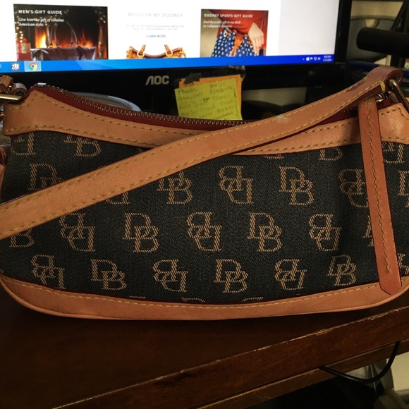 Signature Dooney & Bourke - Picture 3 of 4