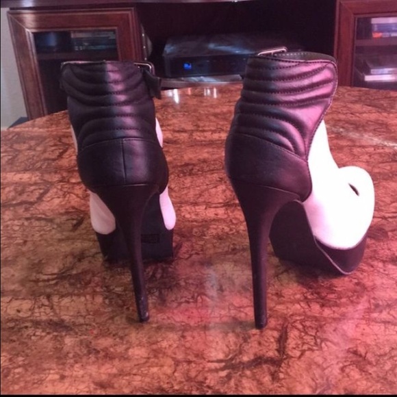 Pump's - Picture 2 of 2