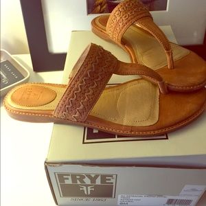 FRYE  Ali artisanal thong