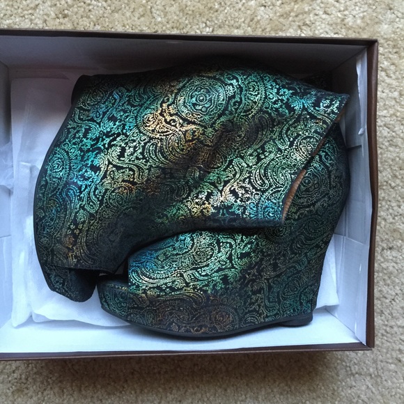 Jeffery Smudge Fab Iridescent Paisley Wedge 7.5