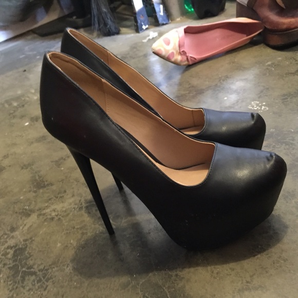 Black heels-never worn!