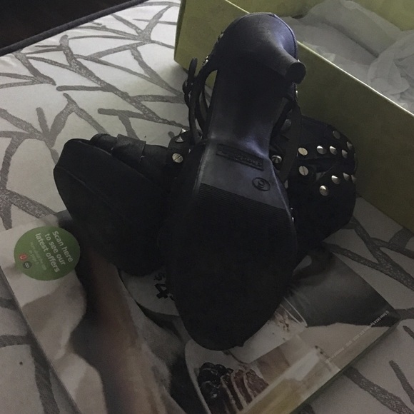 Heels - Picture 4 of 4