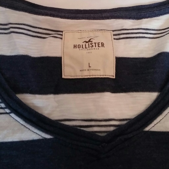 Hollister V-Neck Tee - Picture 2 of 4